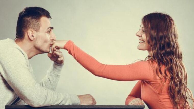 dečko njeguje djevojku i razmišlja o povećanju penisa