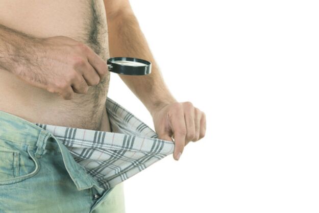 muškarac gleda svoj penis i želi ga povećati